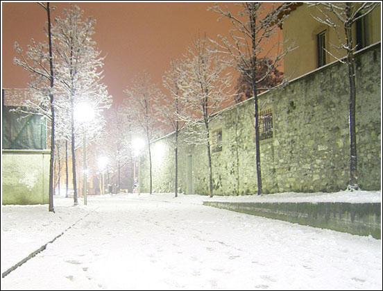 Stradina innevata in centro Lecco, presso via Raffaello - Foto di Stefano Anghileri